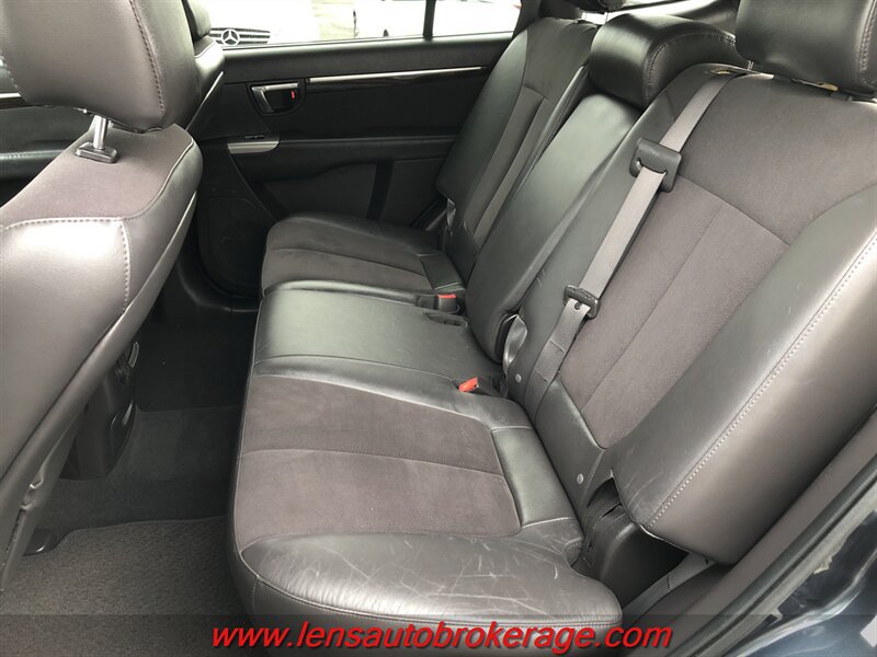 Used 2010 Hyundai Santa Fe SE FWD image 17