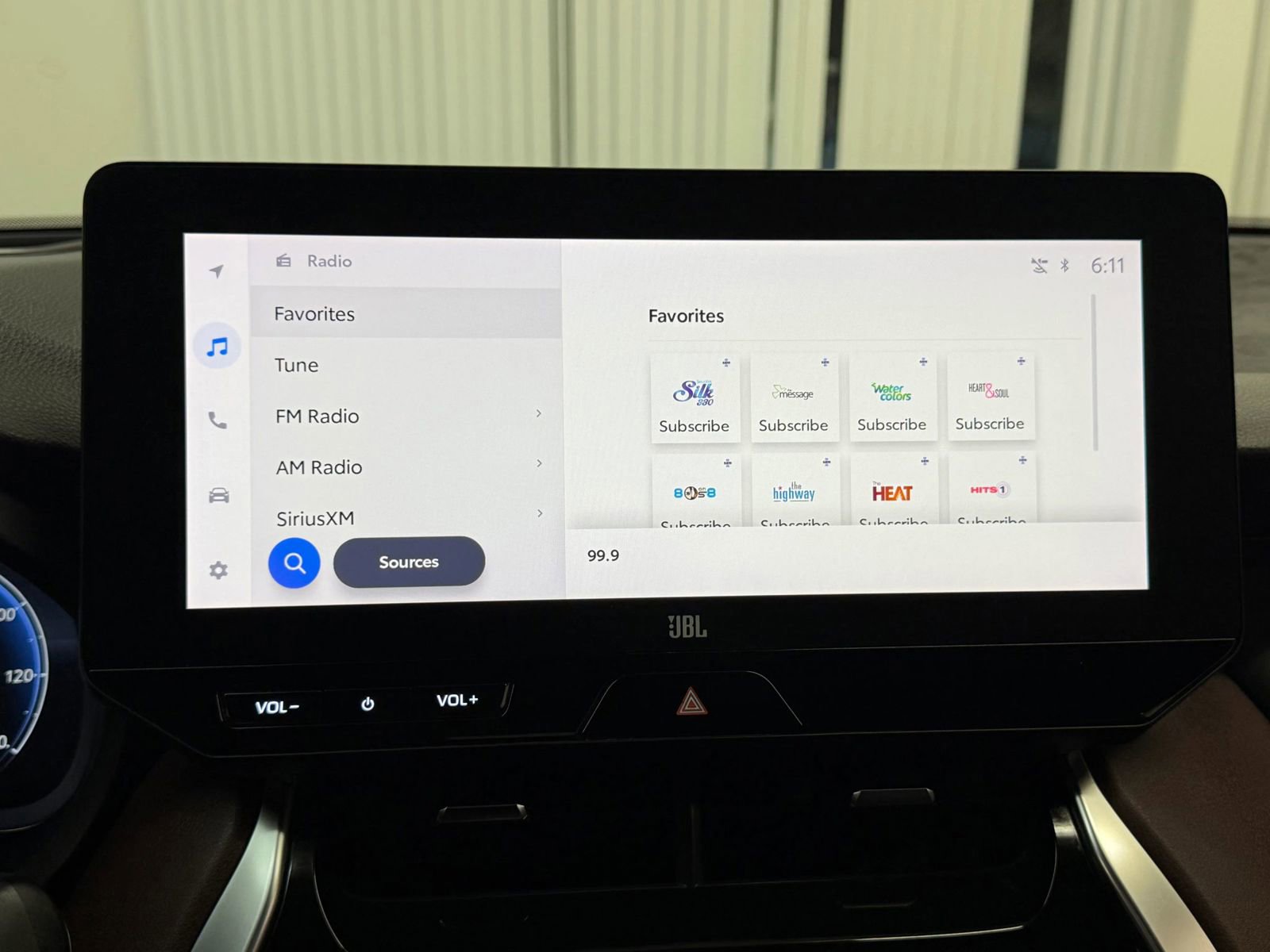 Used 2023 Toyota Venza Limited image 32