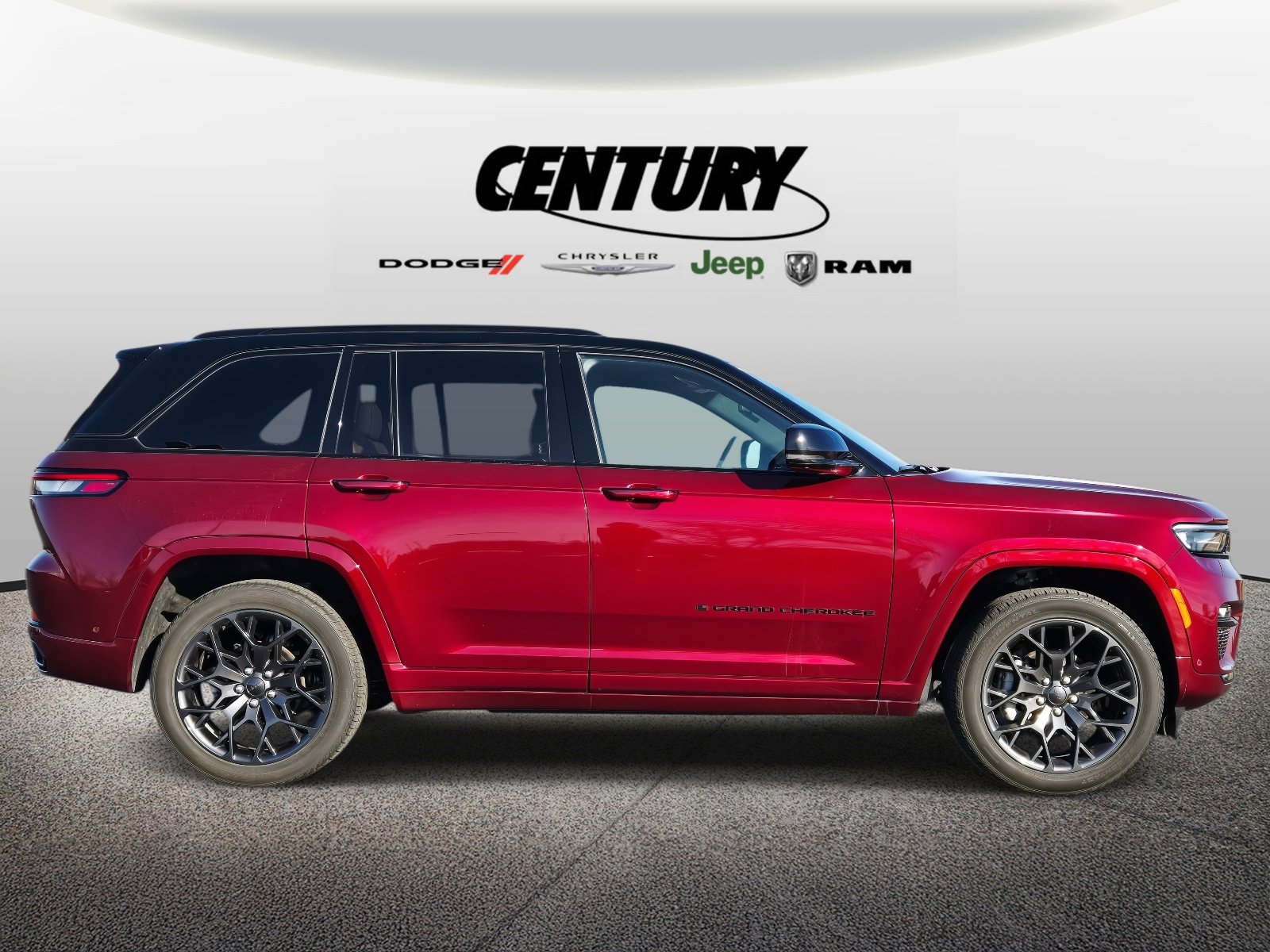 Used 2024 Jeep Grand Cherokee Summit image 2