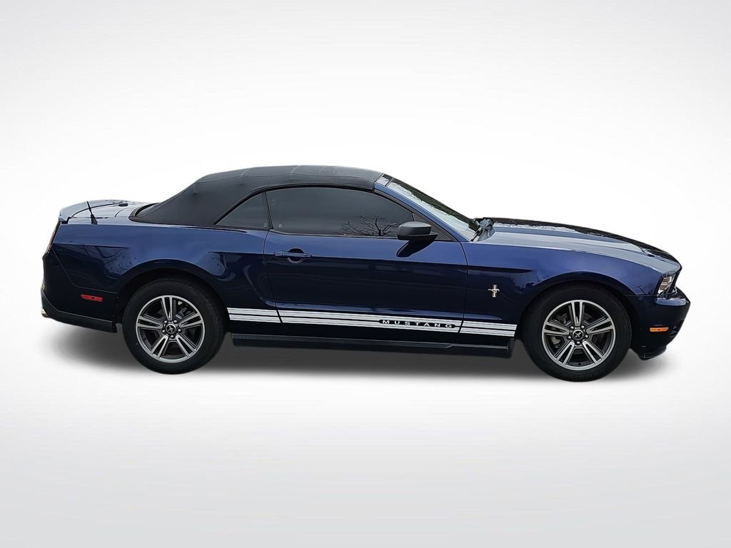 Used 2010 Ford Mustang Convertible image 4
