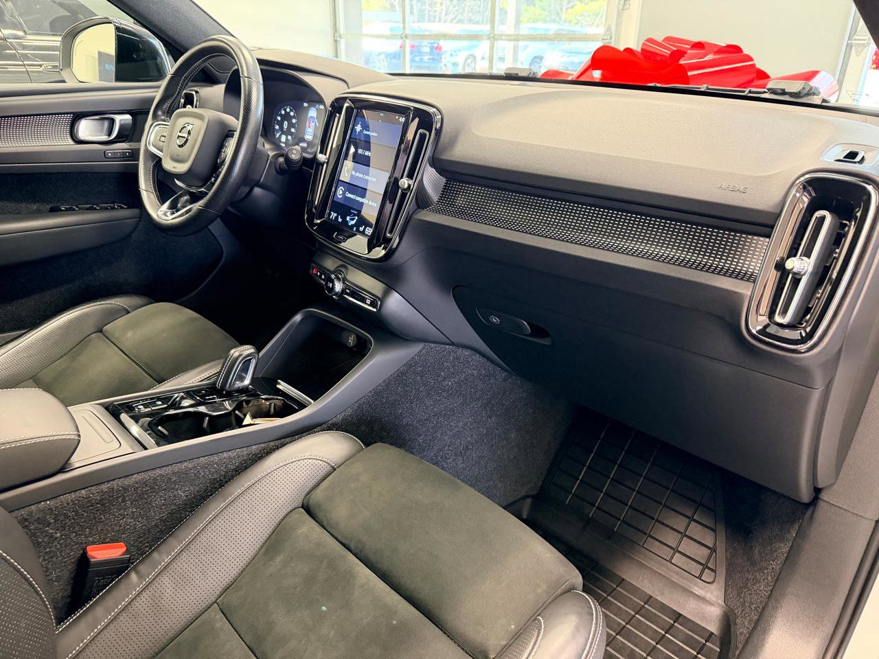 Used 2021 Volvo XC40 T4 R-Design w/ Advanced Package image 27