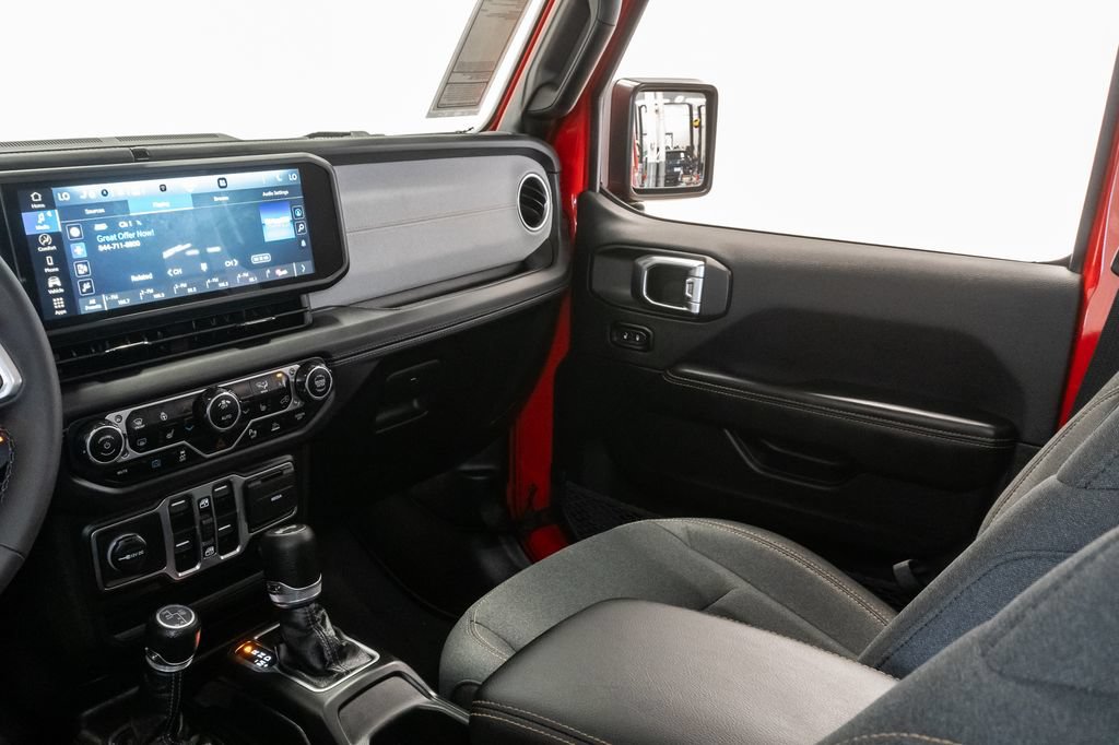 Used 2025 Jeep Wrangler Unlimited Sahara w/ Safety Group AWD/4WD image 12