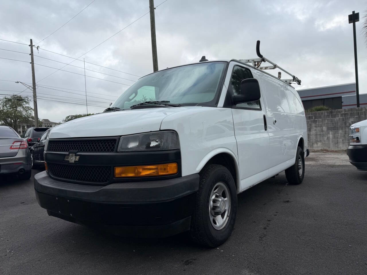 Used 2018 Chevrolet Express 2500 w/ Driver Convenience Package RWD image 5