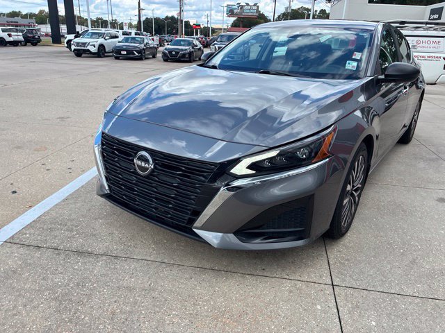 Used 2024 Nissan Altima 2.5 SV FWD image 3
