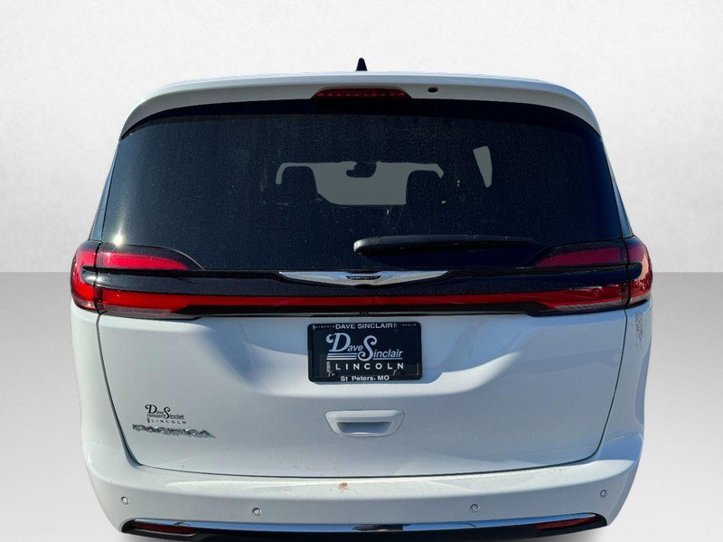 Used 2025 Chrysler Pacifica Select image 6