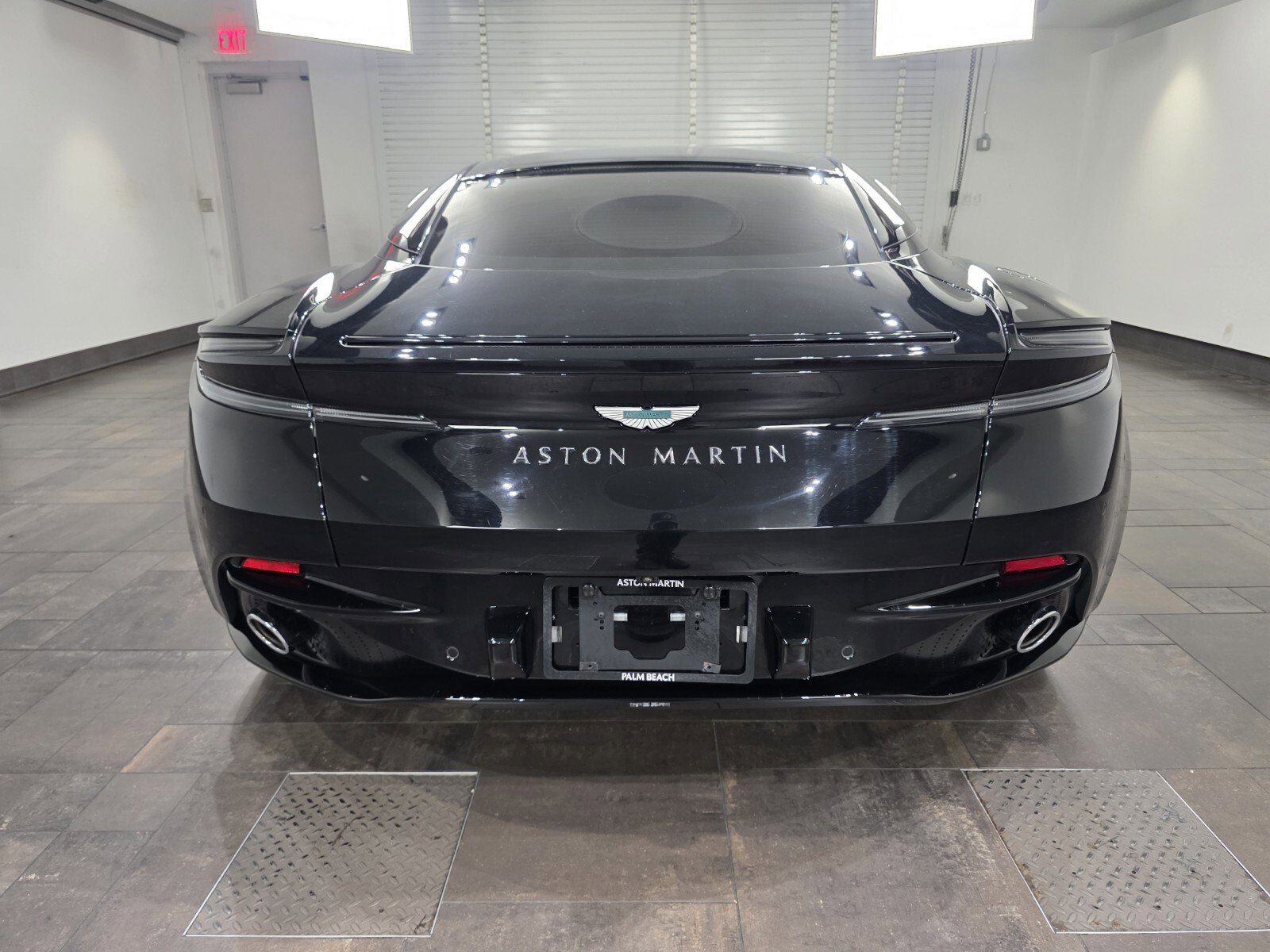 Used 2025 Aston Martin DB12 Coupe image 25