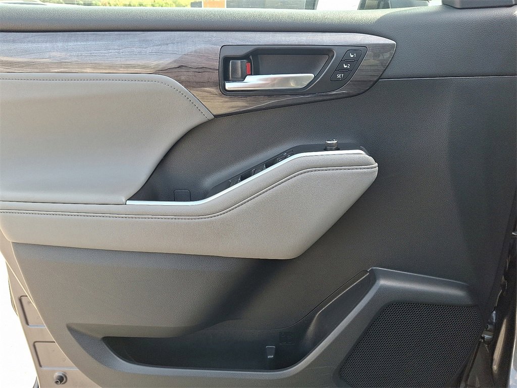 Used 2021 Toyota Highlander Limited image 12