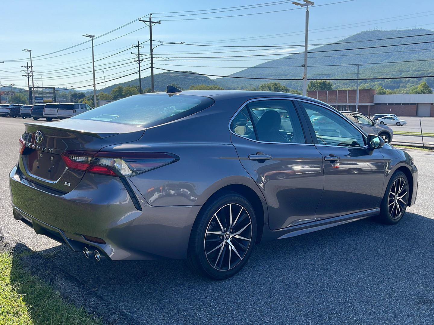 Used 2023 Toyota Camry SE FWD image 7