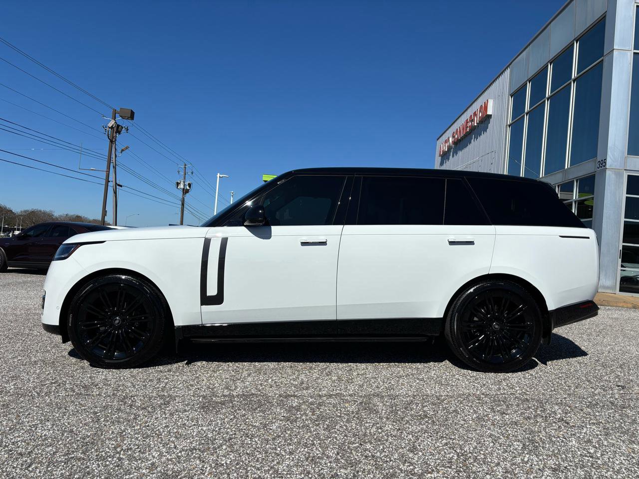 Used 2025 Land Rover Range Rover Long Wheelbase SE image 4