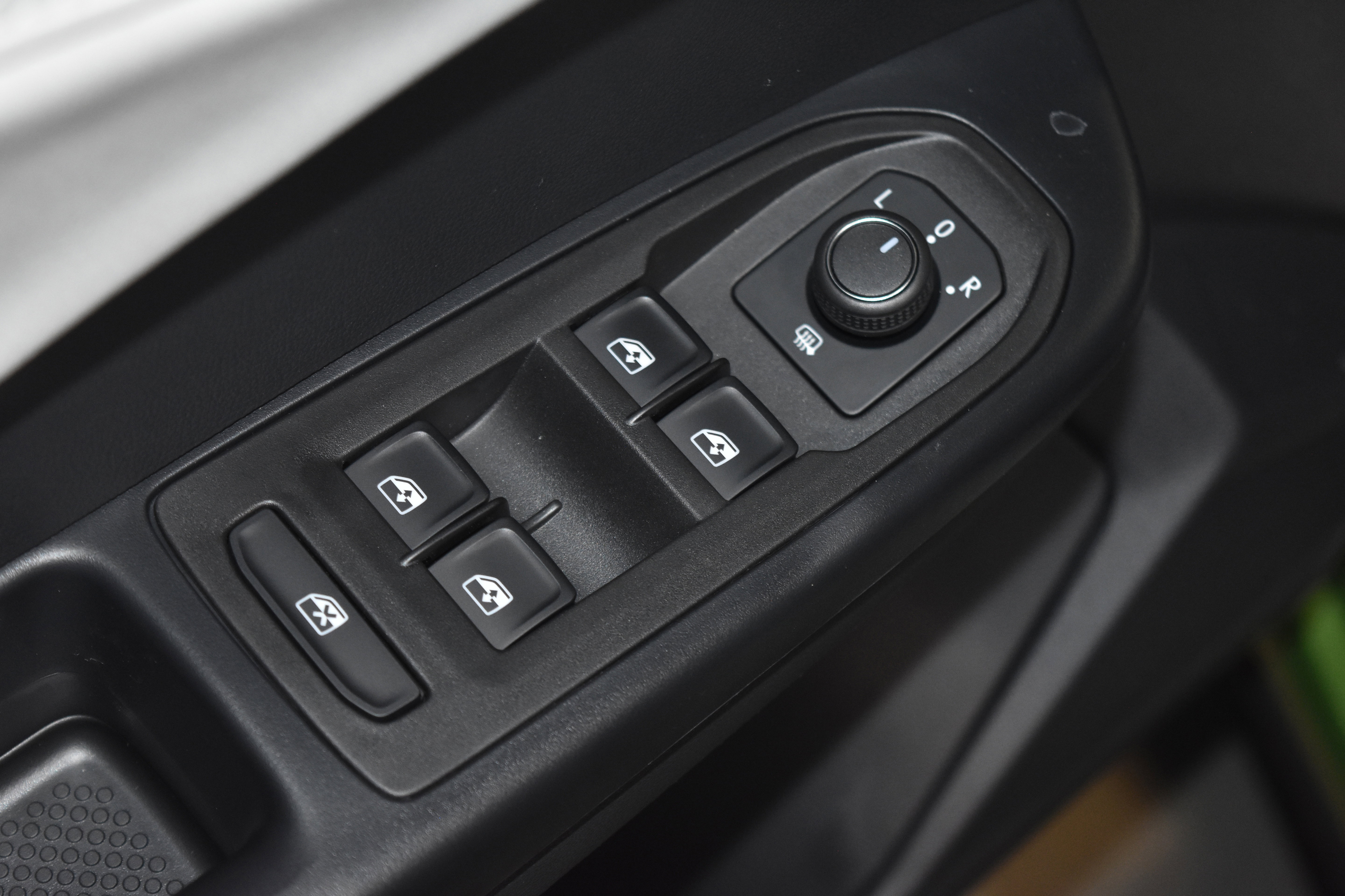 New 2025 Volkswagen Taos SE image 4