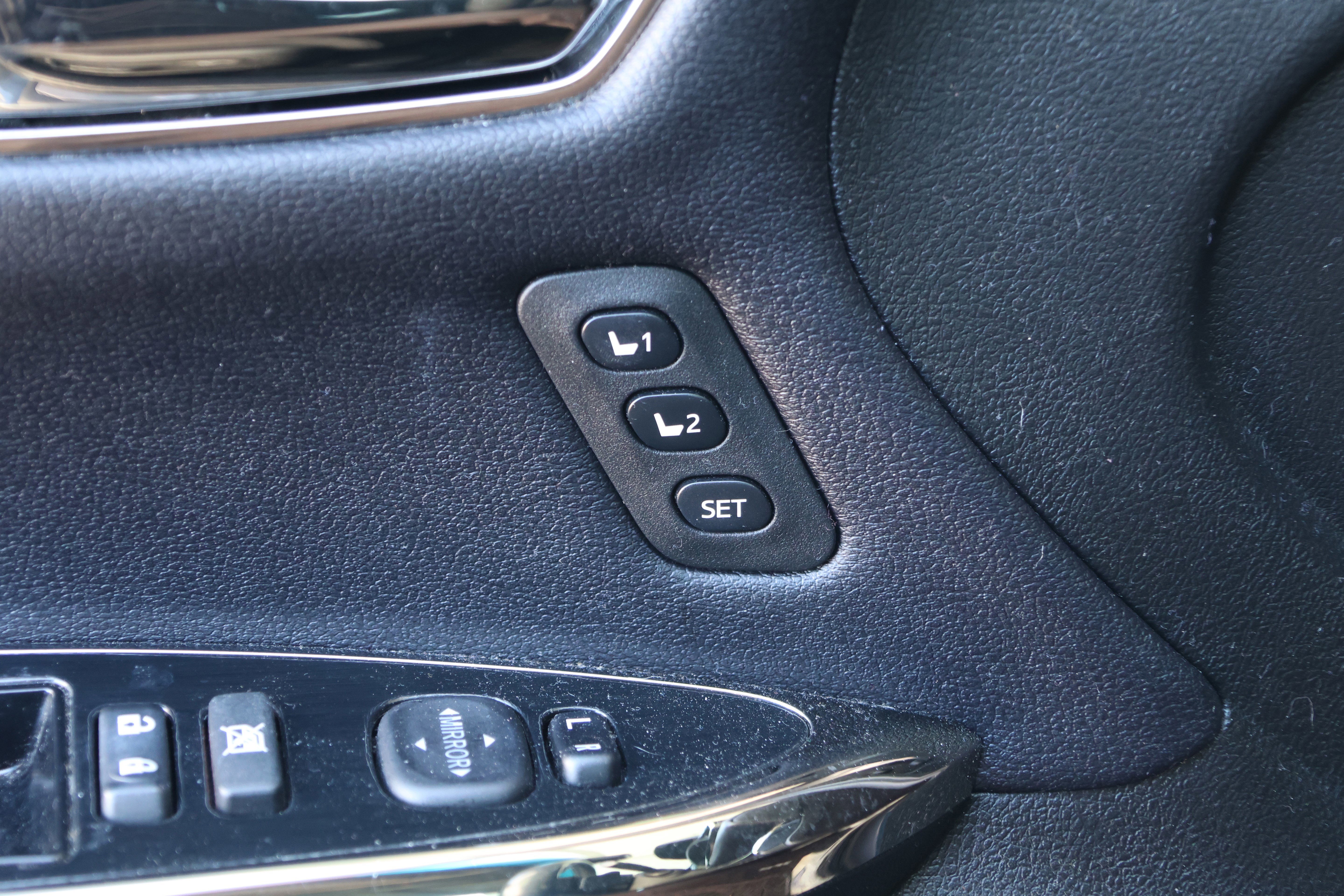 Used 2017 Toyota Avalon Limited image 13