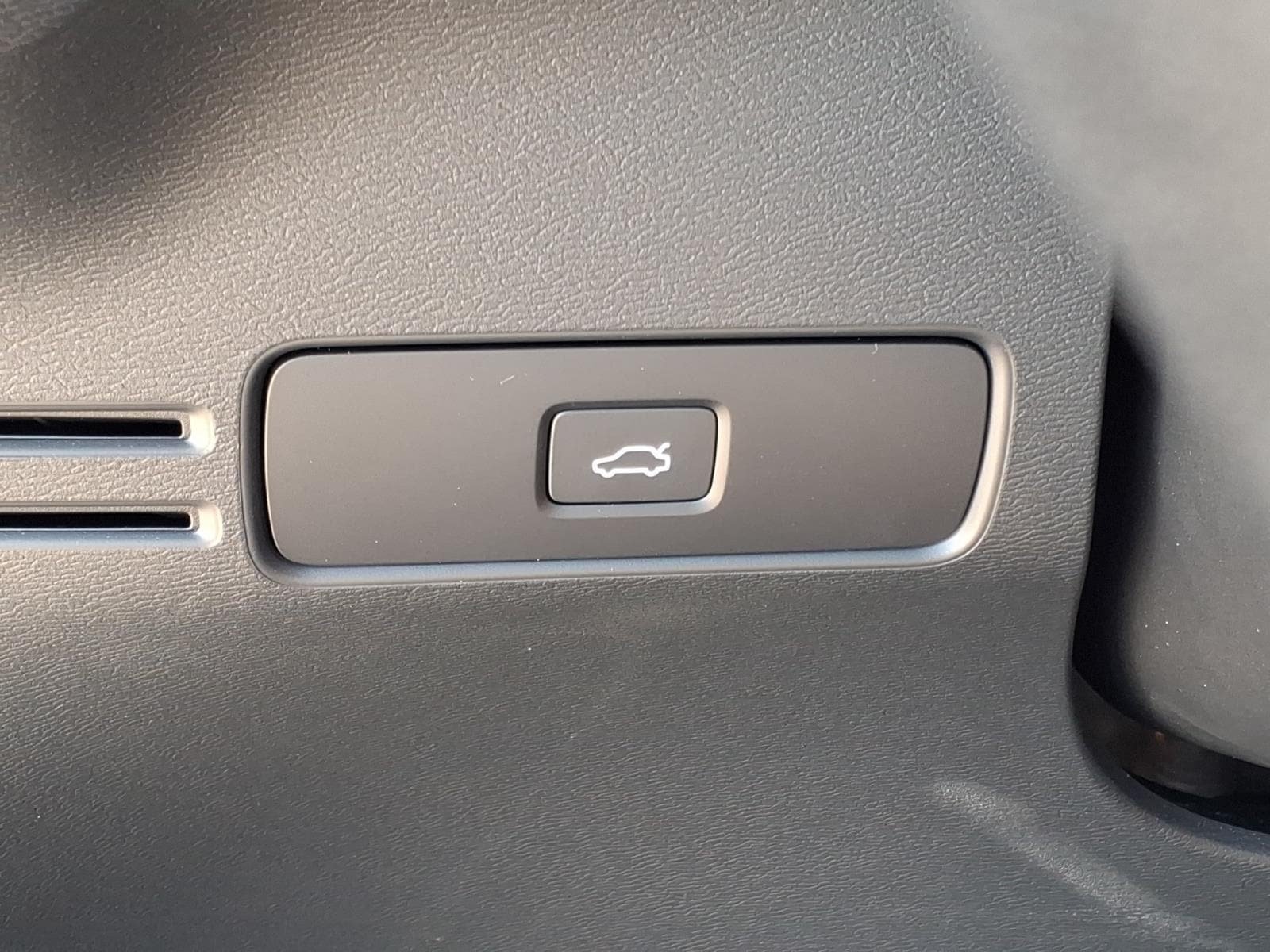 Certified 2023 Volvo C40 P8 Recharge Ultimate AWD/4WD image 17