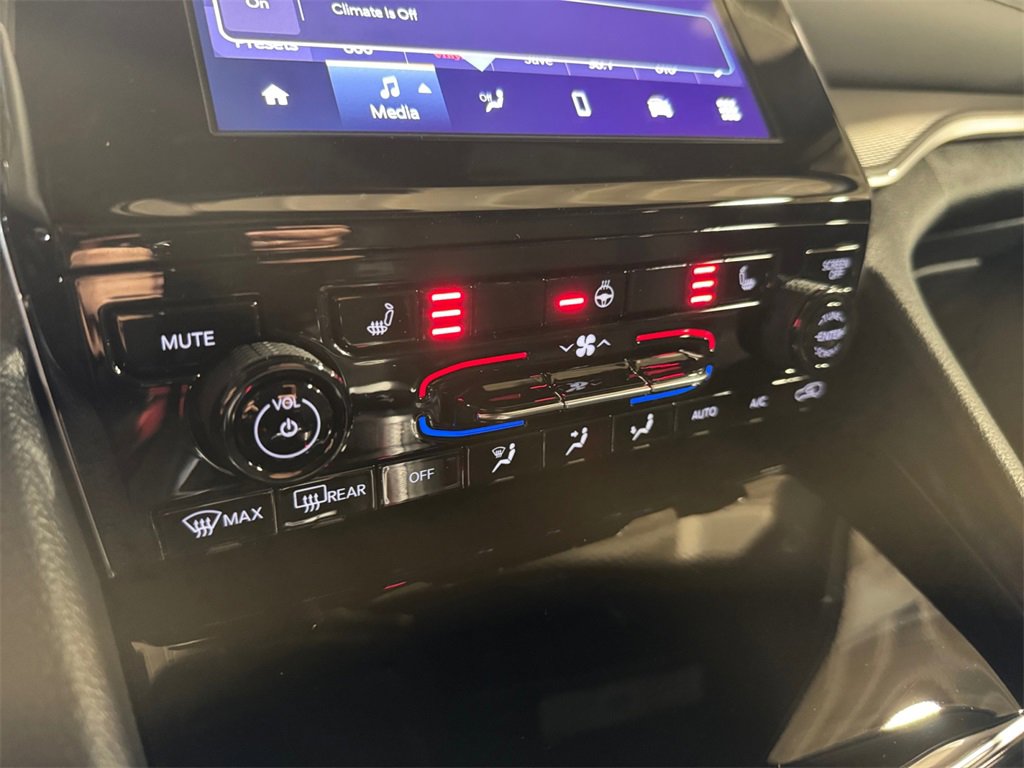 New 2025 Jeep Grand Cherokee Laredo X w/ Luxury Tech Group I image 30