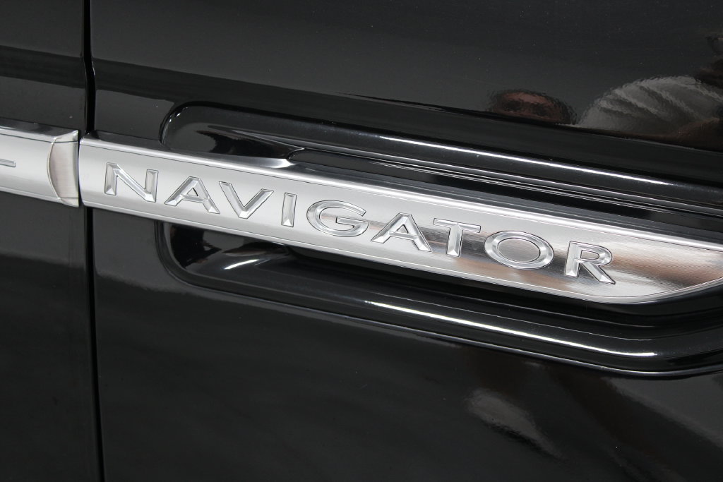 Used 2018 Lincoln Navigator Select RWD image 12