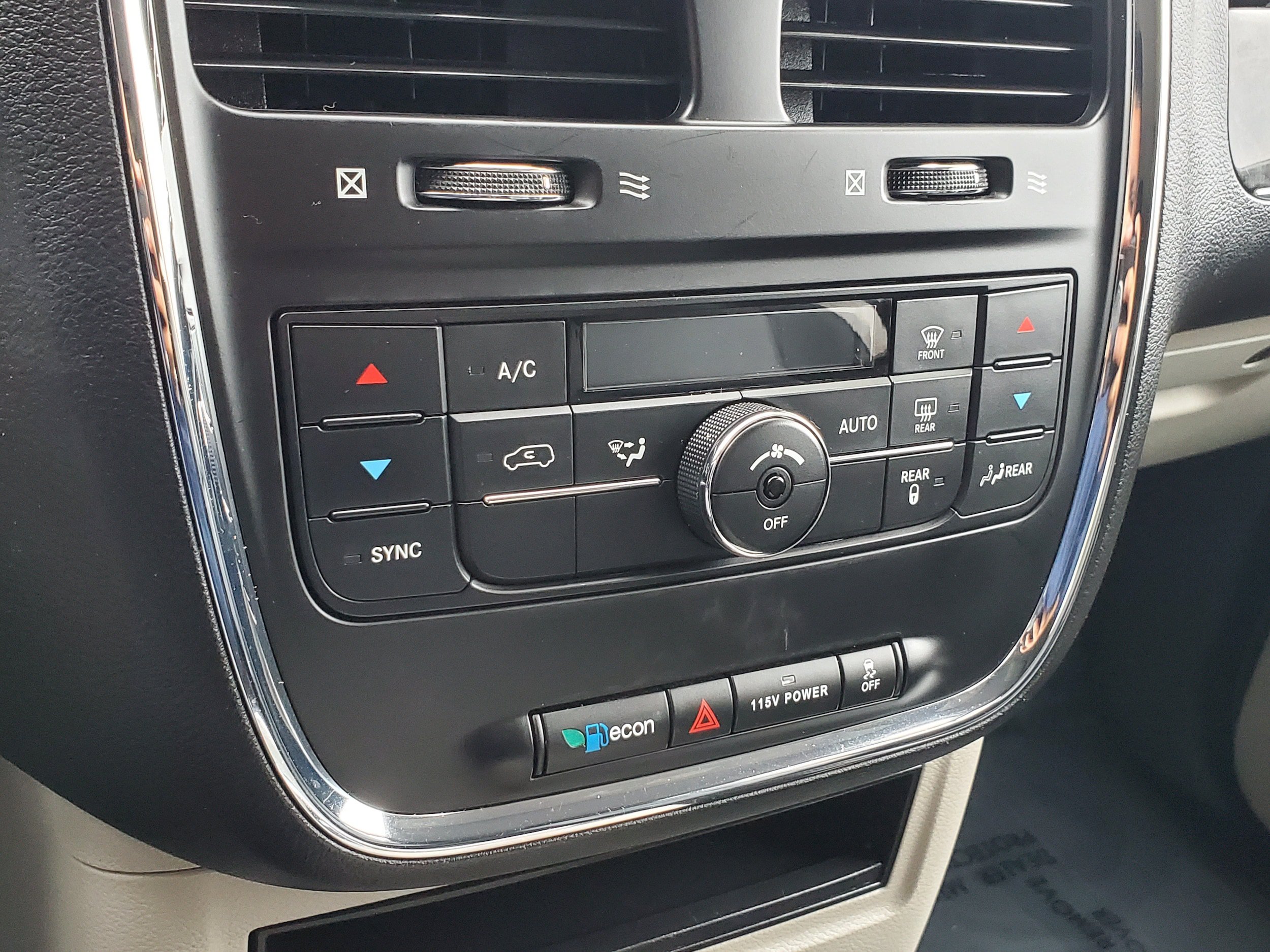 Used 2016 Chrysler Town & Country Touring FWD image 21