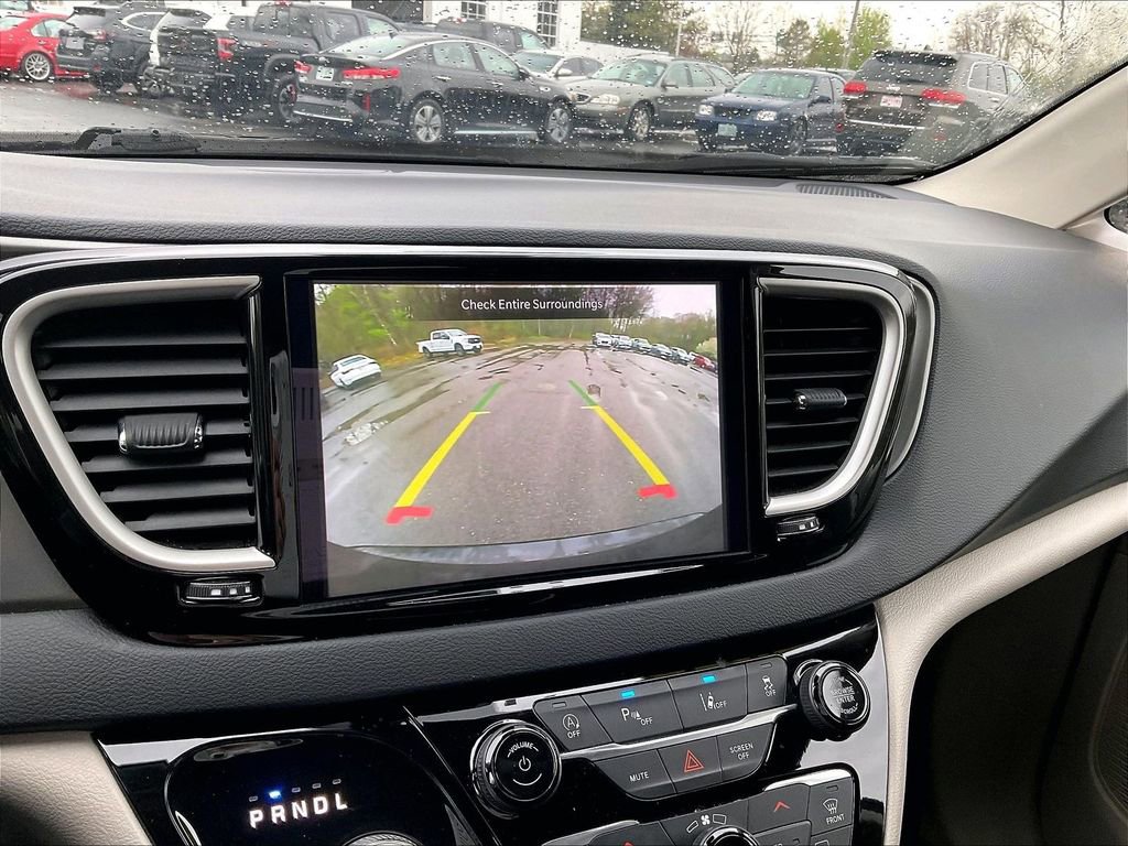 Used 2023 Chrysler Pacifica Touring-L FWD image 16