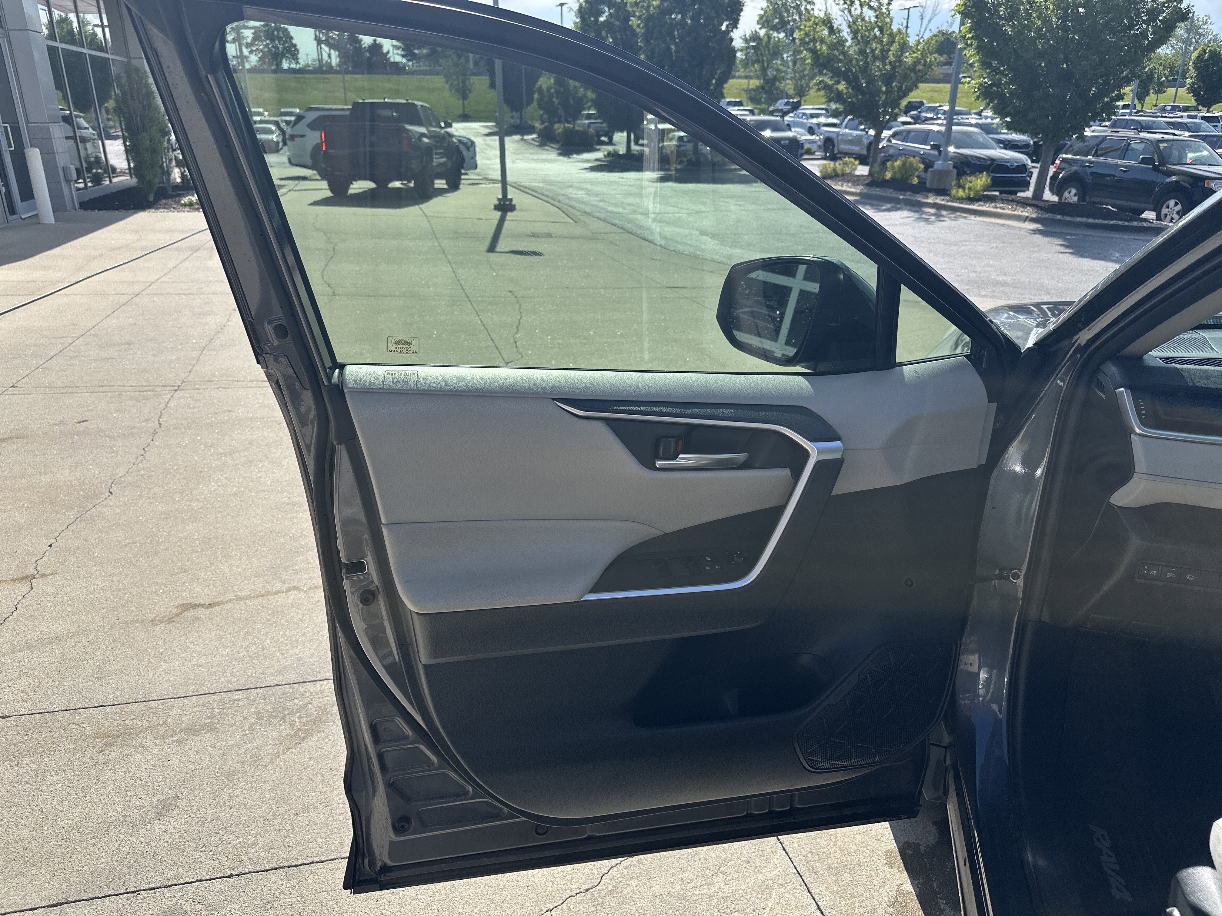 Used 2020 Toyota RAV4 XLE w/ Convenience Package AWD/4WD image 13