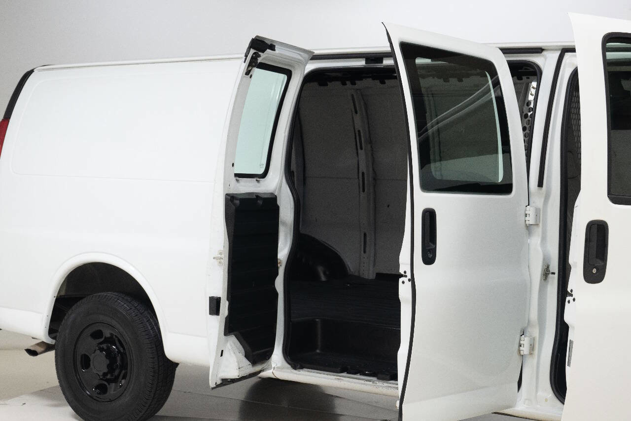 Used 2017 Chevrolet Express 2500 Extended image 19