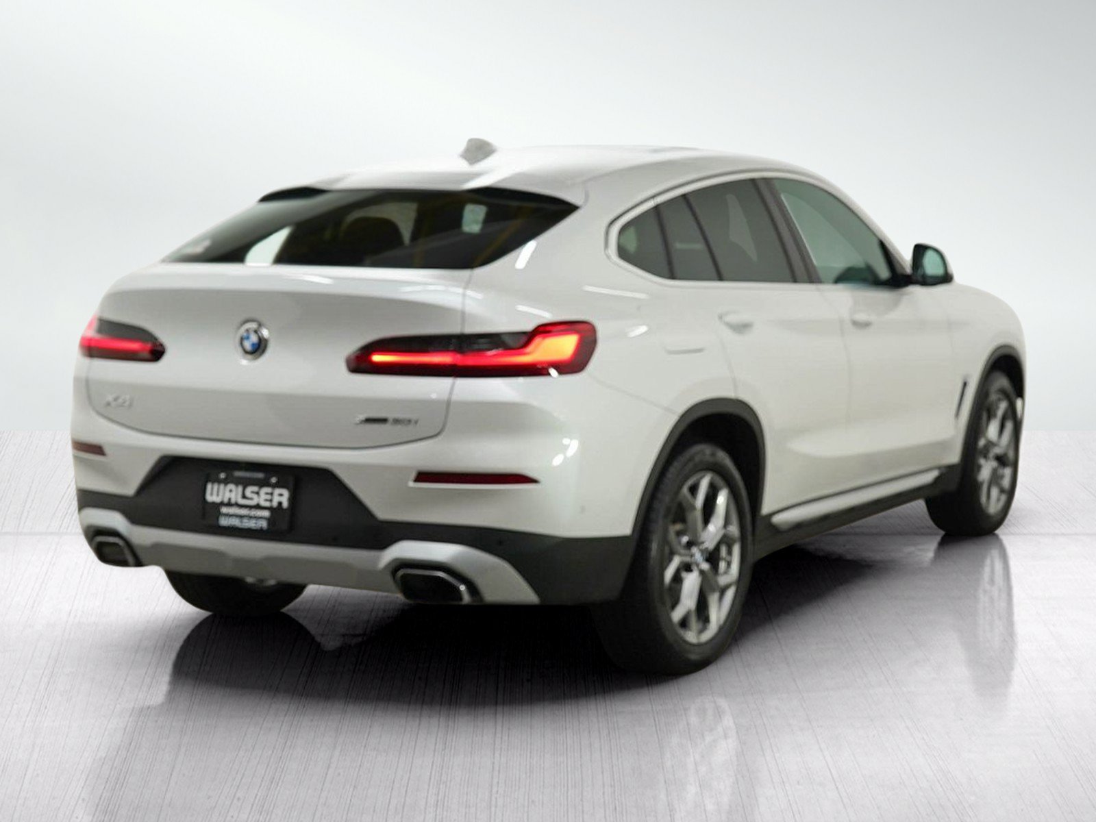 Used 2024 BMW X4 xDrive30i w/ Parking Assistance Package AWD/4WD image 5