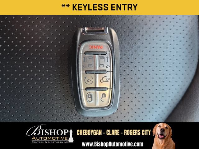Used 2023 Chrysler Pacifica Touring-L FWD image 8