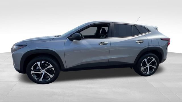 Used 2025 Chevrolet Trax RS w/ Sunroof Package FWD image 3