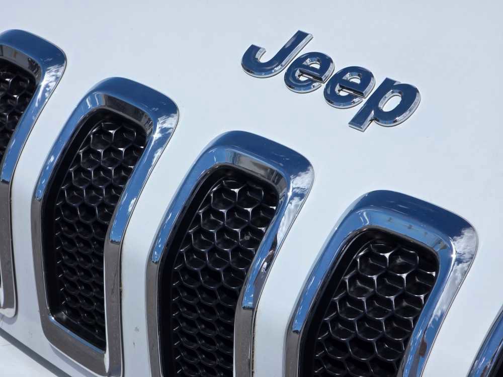 Used 2017 Jeep Cherokee Limited w/ Luxury Group AWD/4WD image 4