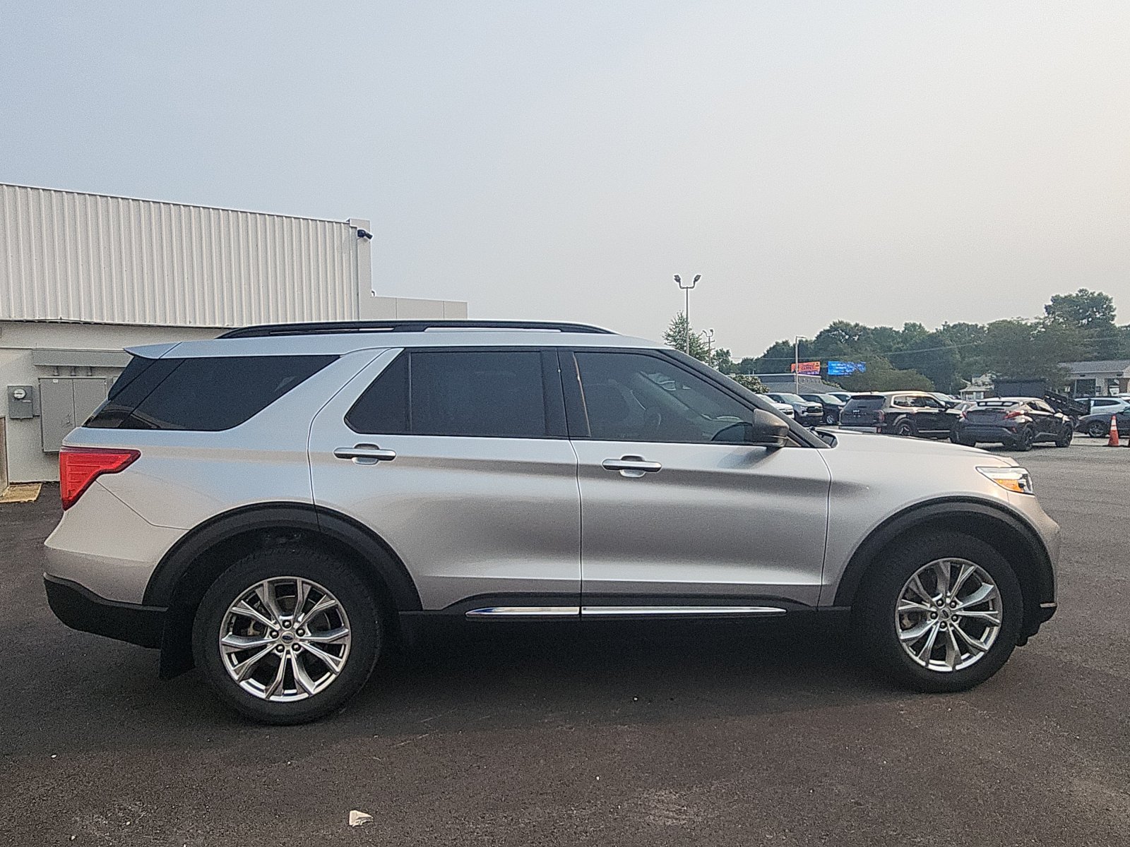 Used 2020 Ford Explorer XLT w/ Equipment Group 202A AWD/4WD image 6
