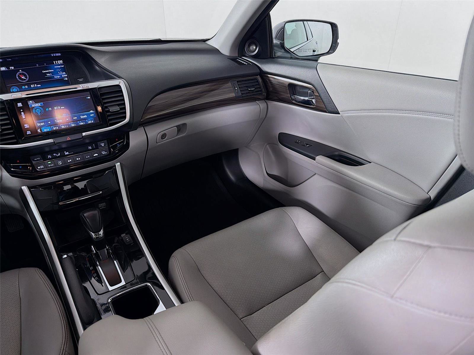 Used 2017 Honda Accord EX-L image 24