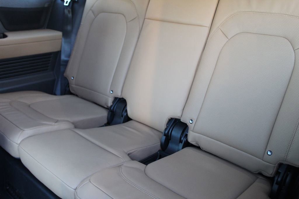 New 2026 Land Rover Defender 130 X-Dynamic SE image 21