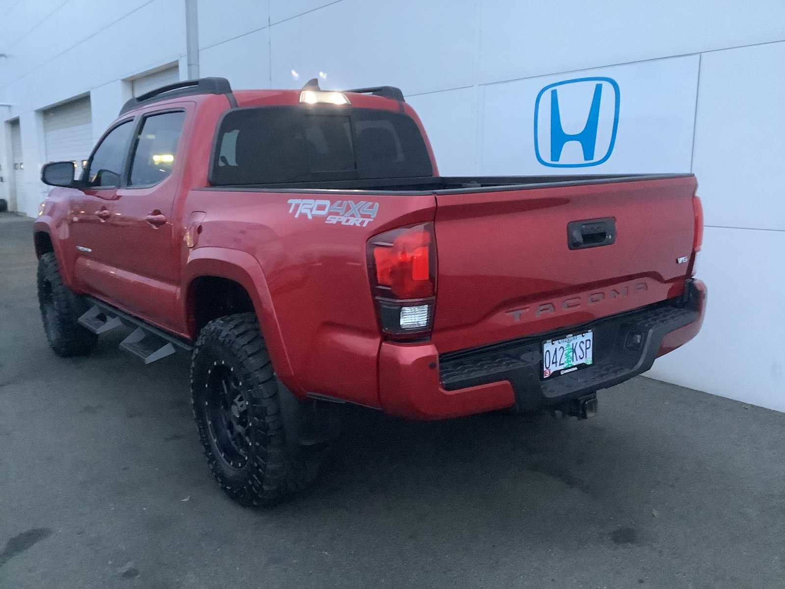 Used 2018 Toyota Tacoma TRD Sport image 4