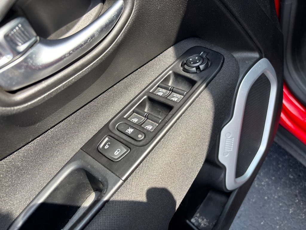 Used 2021 Jeep Renegade Latitude AWD/4WD image 16
