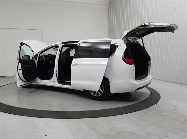 New 2026 Chrysler Pacifica Select image 13