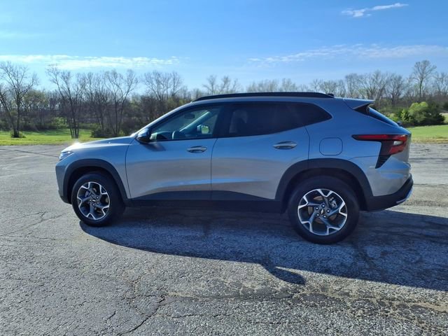 Used 2025 Chevrolet Trax LT w/ LT Convenience Package FWD image 32