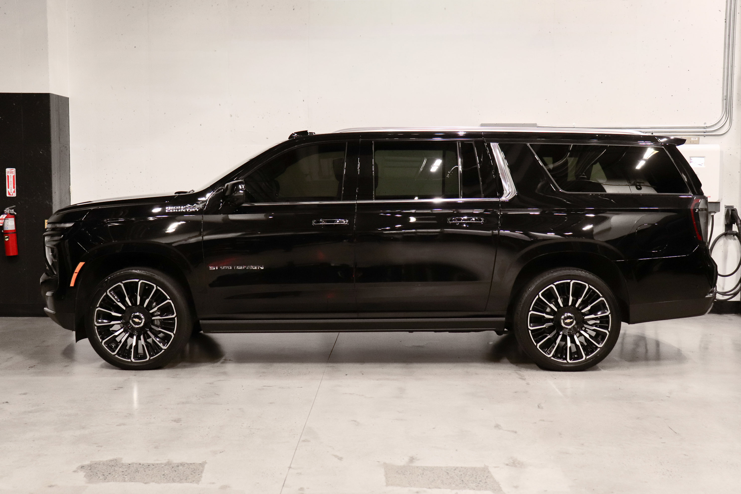 Used 2025 Chevrolet Suburban High Country AWD/4WD image 2