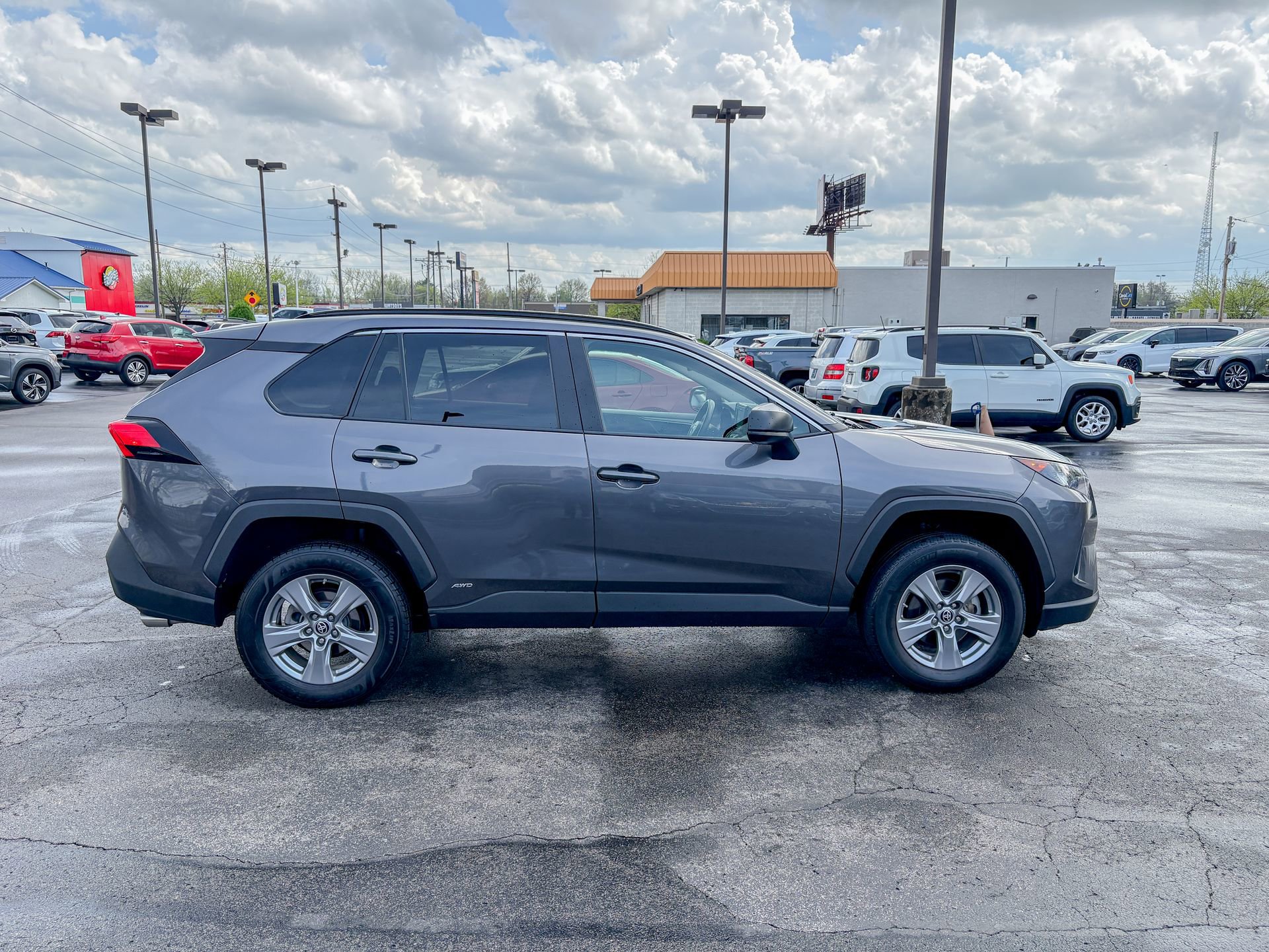 Used 2022 Toyota RAV4 LE AWD/4WD image 4