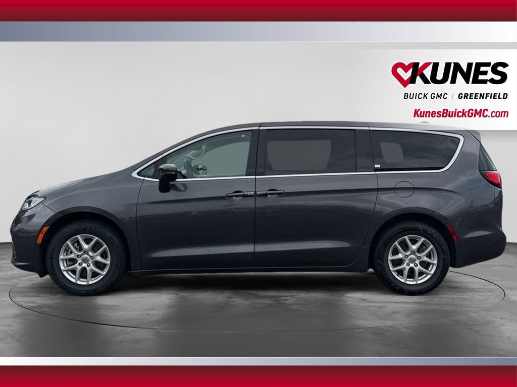 Used 2023 Chrysler Pacifica Touring-L FWD image 6