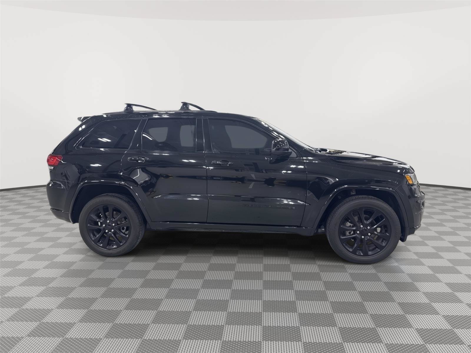 Used 2019 Jeep Grand Cherokee Altitude AWD/4WD image 11
