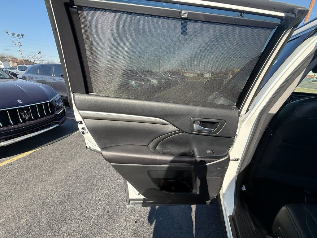 Used 2017 Toyota Highlander SE image 16