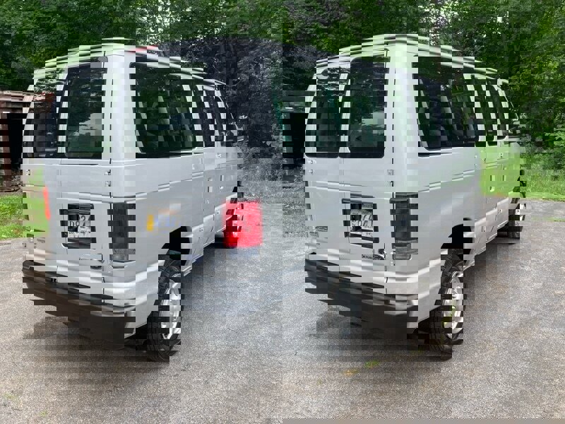 Used 2010 Ford E-350 and Econoline 350 XL image 4