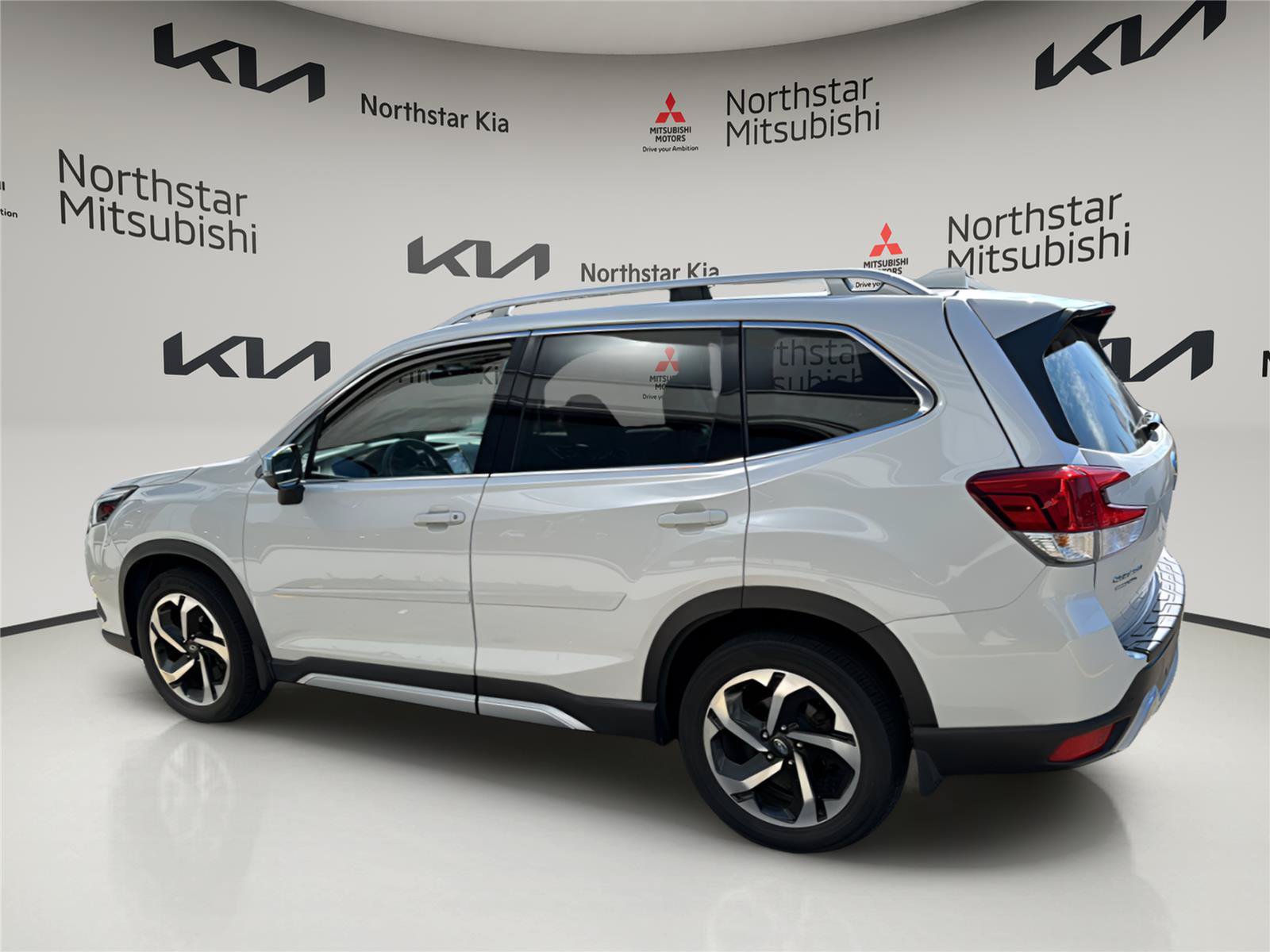 Used 2022 Subaru Forester Touring AWD/4WD image 2