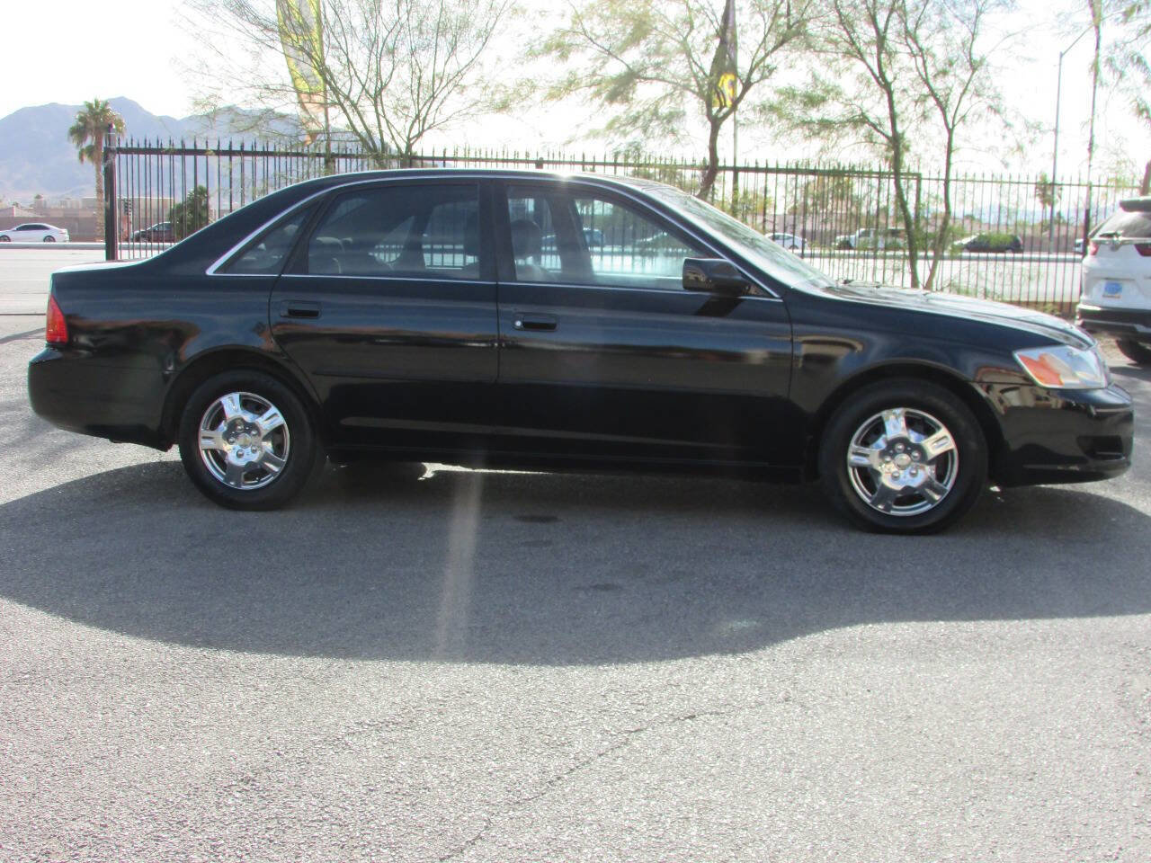 Used 2001 Toyota Avalon XLS FWD image 3