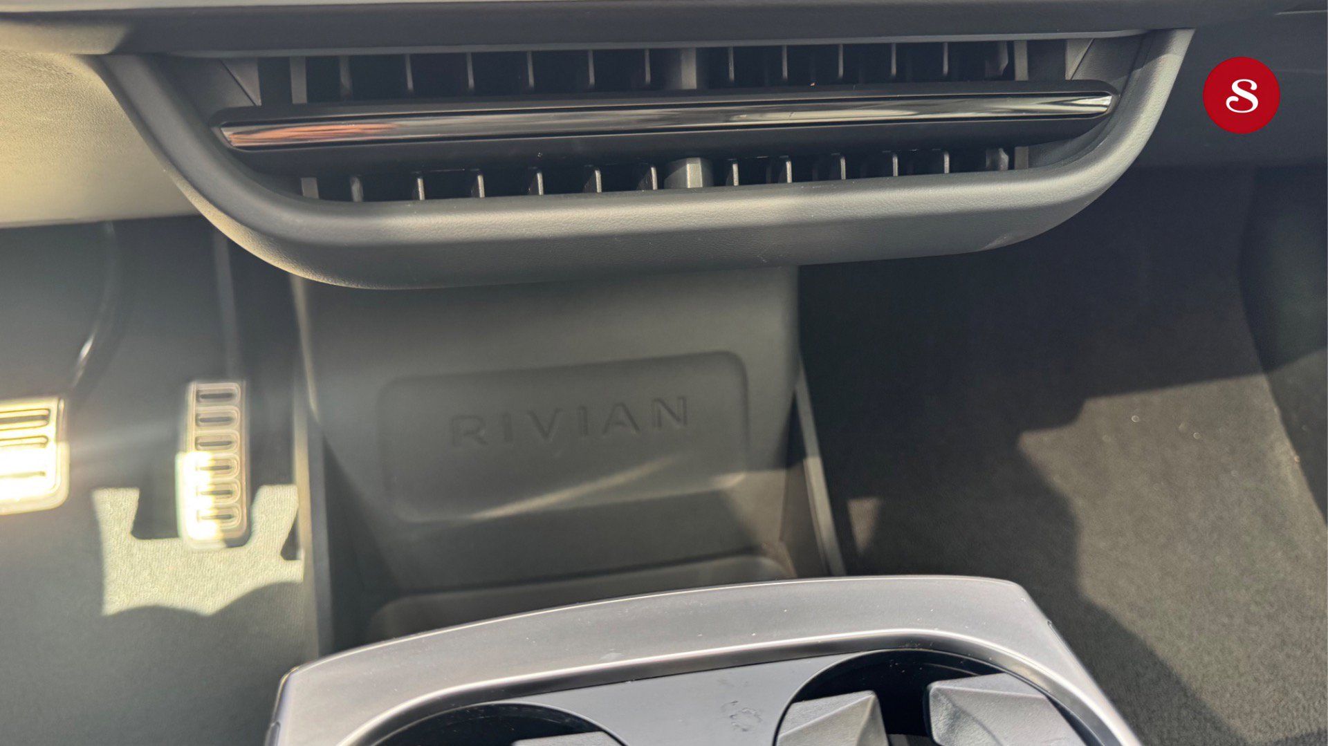Used 2024 Rivian R1S Adventure image 19