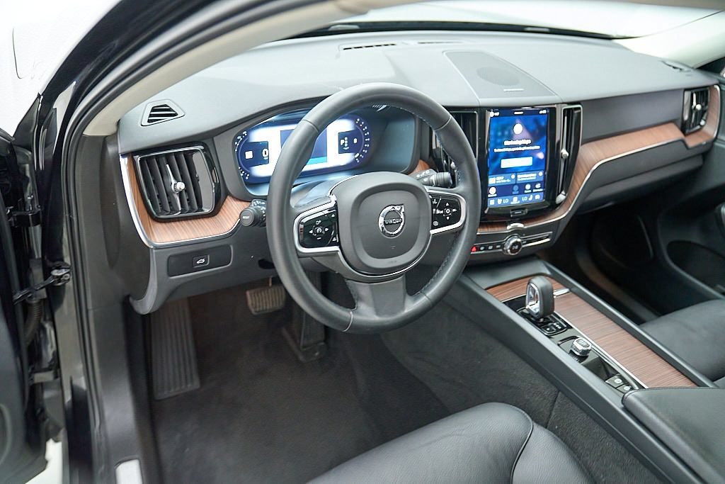 Certified 2023 Volvo XC60 B5 Plus AWD/4WD image 11