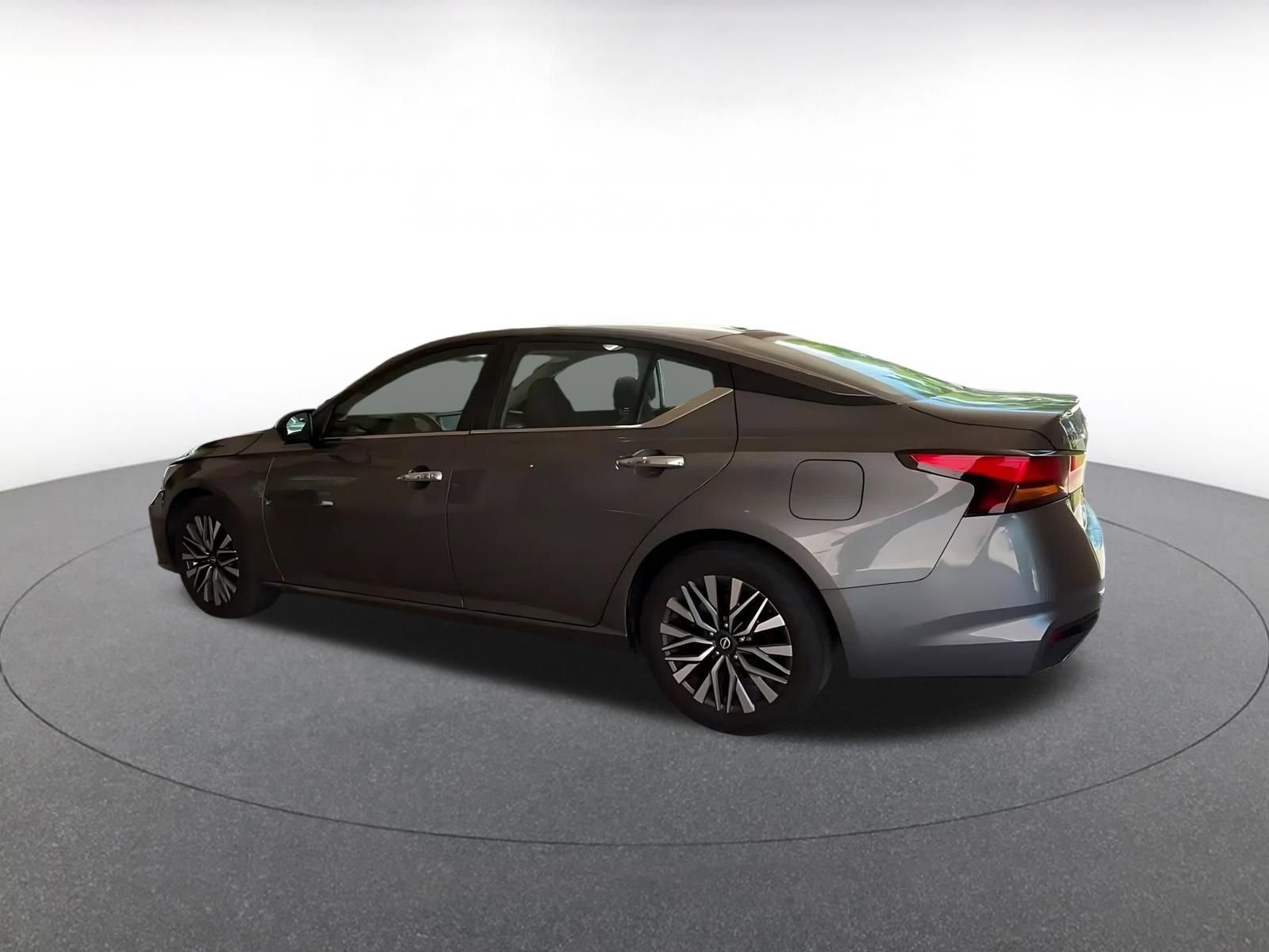 Used 2025 Nissan Altima 2.5 SV FWD image 9