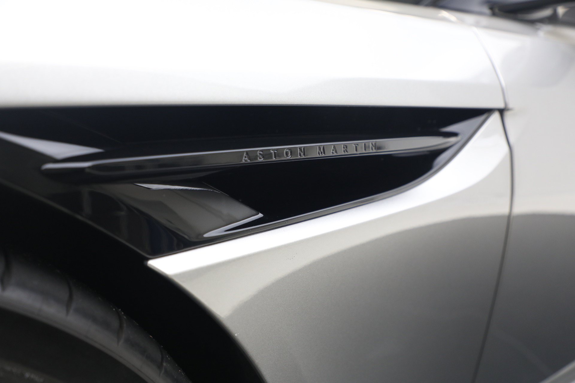 Used 2024 Aston Martin DB12 Convertible RWD image 38