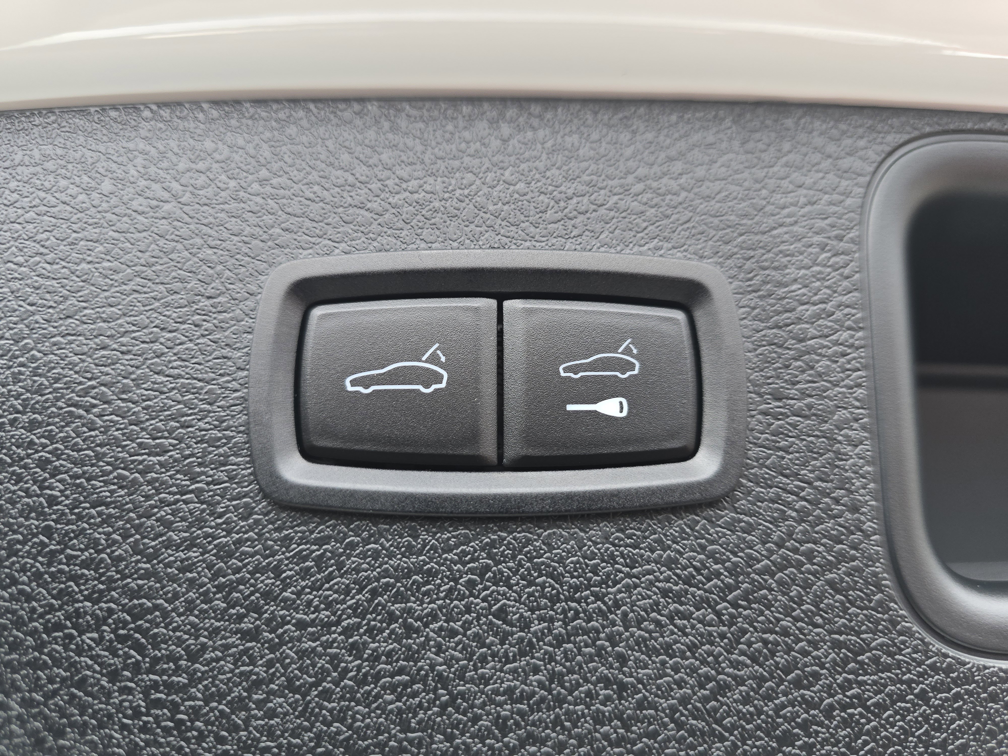 Certified 2025 Porsche Macan AWD/4WD image 16