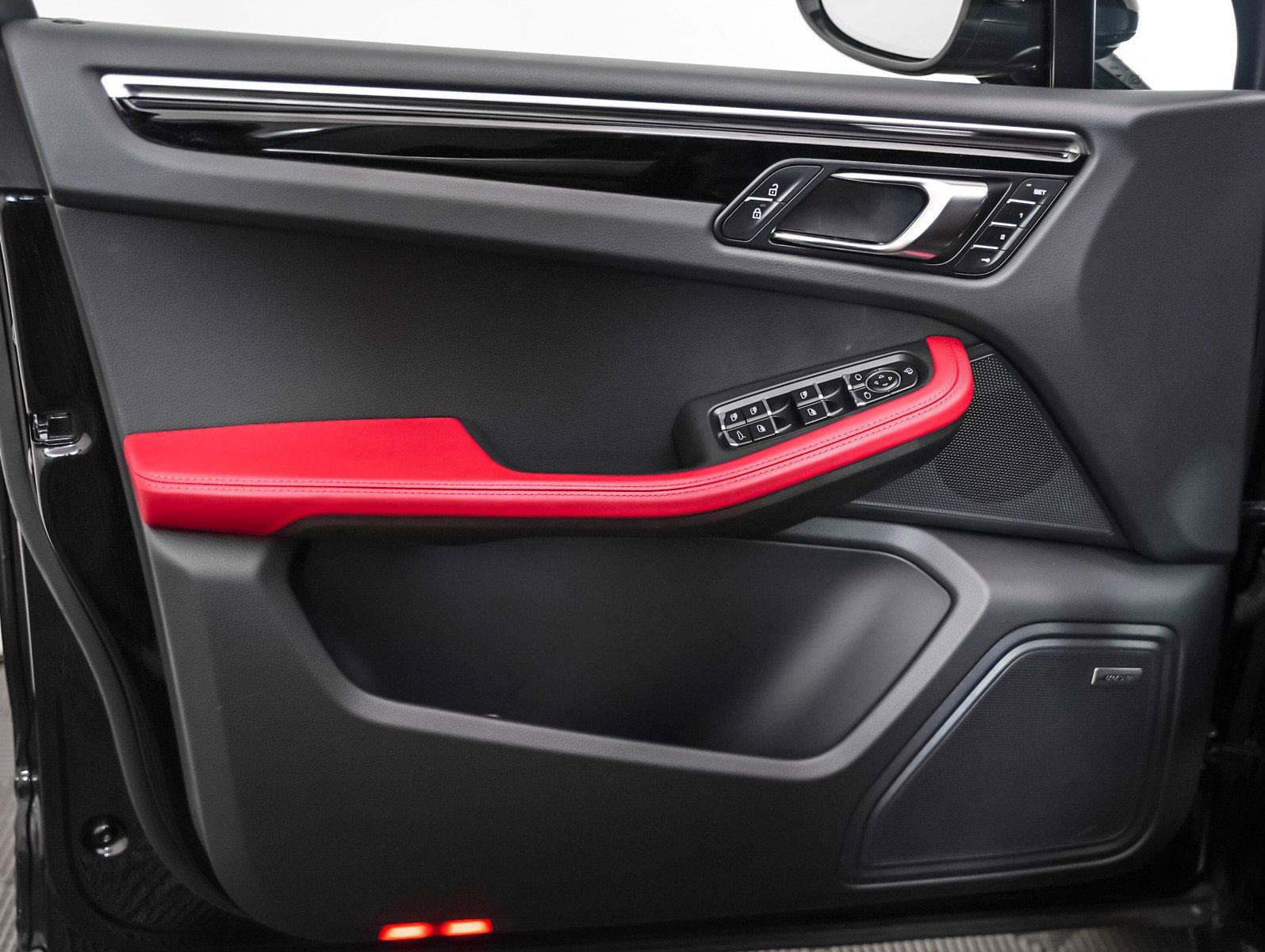 Certified 2025 Porsche Macan image 25