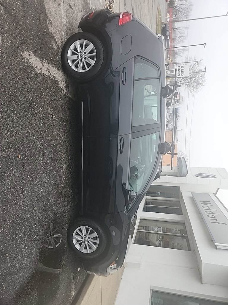 Used 2018 Volkswagen Golf SE image 2