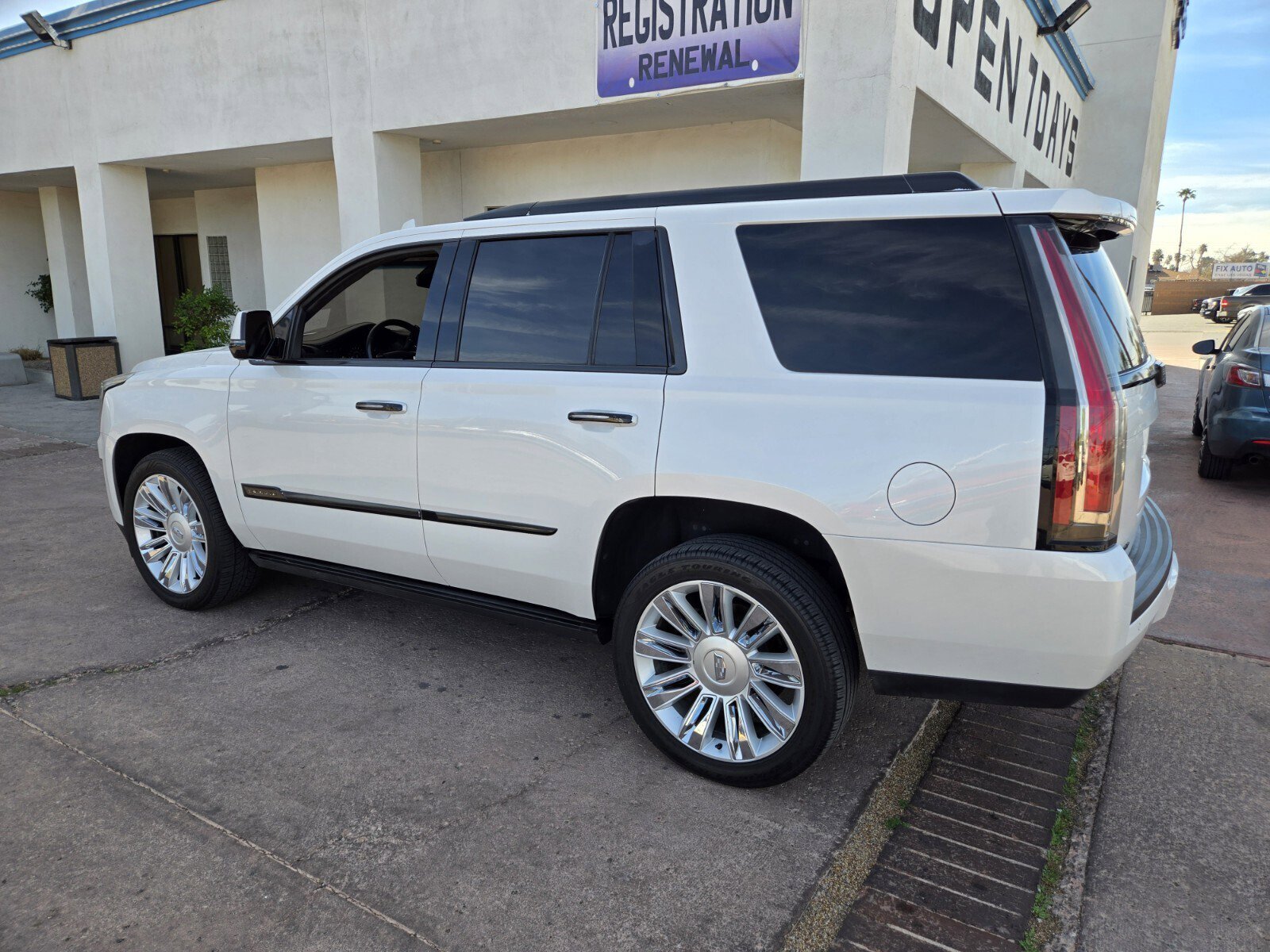 Used 2016 Cadillac Escalade Platinum image 3