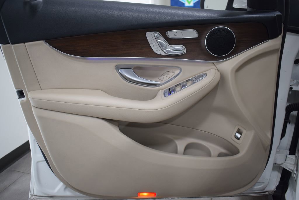 Used 2021 Mercedes-Benz GLC 300 4MATIC w/ Premium Package image 7